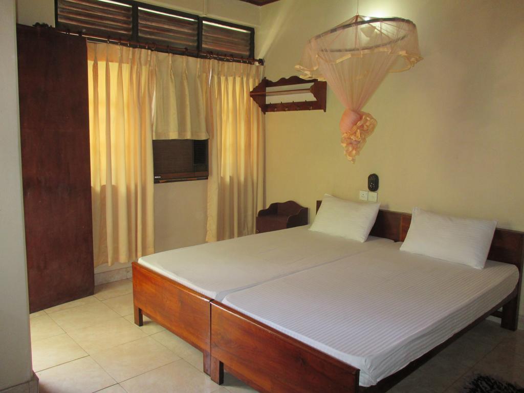 Thilanka Beach Resort Dehiwala-Mount Lavinia Habitación foto